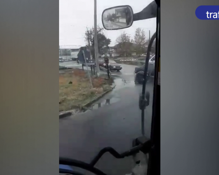 Шофьори пресичат с риск за живота си жп прелез край Пловдив при спуснати бариери ВИДЕО