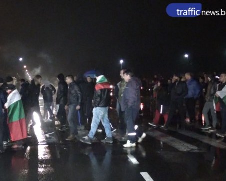 Стотици карловци излязоха на пътя, шофьори зареждат коли с жълти стотинки ВИДЕО