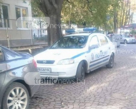 Жена се вряза с автомобила си в паркирана кола край Пловдив, мъж е в болница