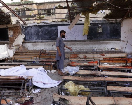 Жестоко кръвопролитие! 50 души загинаха при самоубийствен атентат в Кабул СНИМКИ