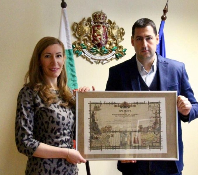 Министър Ангелкова отличи Иван Тотев за добра работа в сферата на туризма