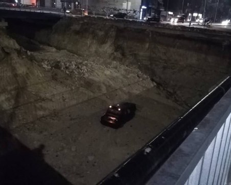 БМВ падна в огромен изкоп за булевард СНИМКИ