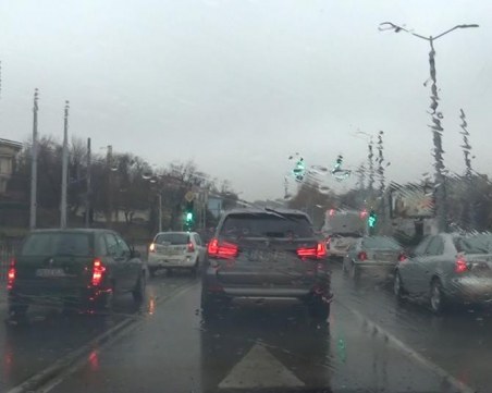 Дъждът в Пловдив не спира! Градът стана една голяма локва - за ужас на пешеходците СНИМКИ