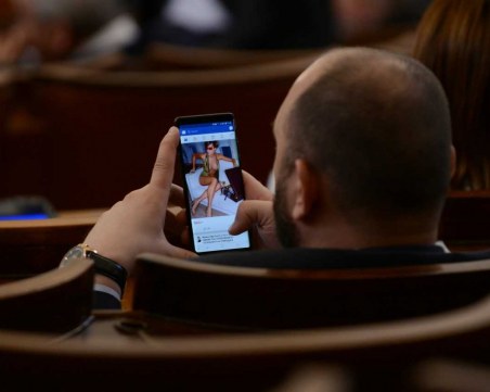 Депутат зяпа горещи мацки по време на дебатите за нов вицепремиер в парламента СНИМКИ