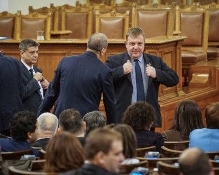 Депутатите се изпокараха преди гласуването на оставката на Валери Симеонов