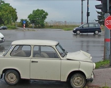 Дядо с трабантче блъсна пешеходец и избяга