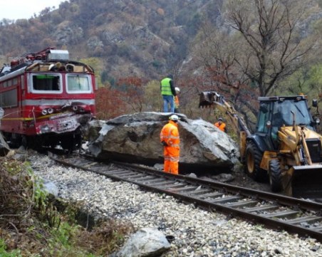 Издърпаха дерайлиралия влак край Кресненското дефиле