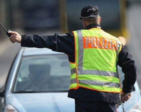 Карък! 18-годишен взе шофьорска книжка, а 49 минути след това му я взеха