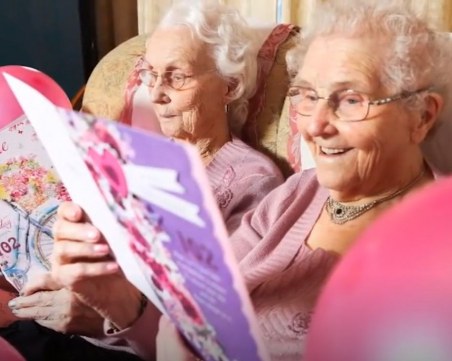 Най-възрастните близначки във Великобритания станаха на 102 години