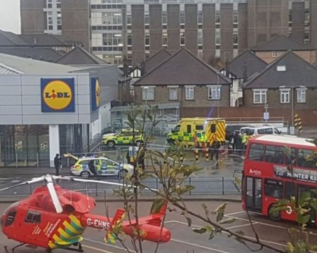 Наръгаха тийнейджър пред супермаркет в Лондон