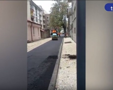 Нито дъждът, нито студът пречат на асфалтирането на улиците в града ВИДЕО