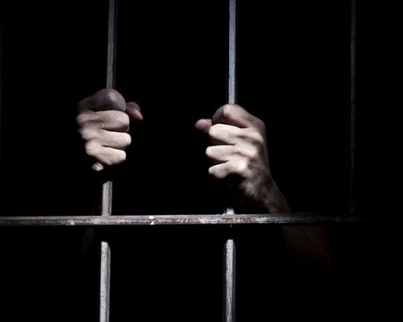 Половин година затвор за крадец, живял съпружески с непълнолетна