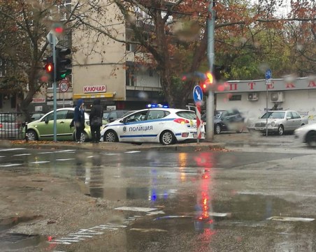 Шофьорка блъсна жена и 3-годишно дете на пешеходна пътека в Кючука СНИМКИ