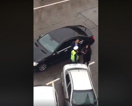 Скандал в центъра на София заради мерцедеса на Десислава Радева ВИДЕО