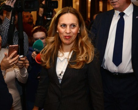 Вицепремиерът Николова: Аз съм майка, дайте ми 2 седмици толеранс