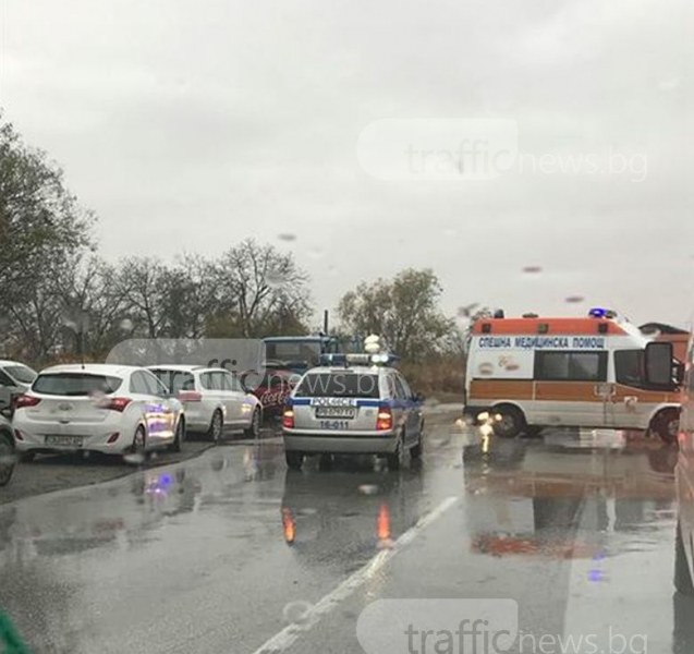 Три автомобила се блъснаха на Околовръстното! Движението е блокирано СНИМКА