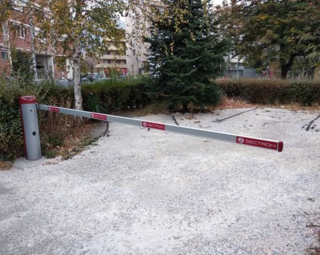 Асеновградчанин самосиндикално поставил бариера на паркинг върху общински парцел