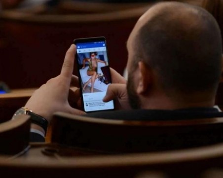 Депутат гледа разголени мадами по време на работа СНИМКИ