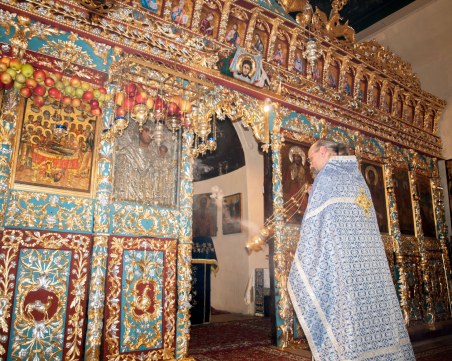 Десетки жени днес ще се помолят на Чудотворната икона “Златна ябълка“ за рожба СНИМКИ