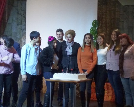 Деца, лишени от родителска обич, нарисуваха картини за болница в Пловдив