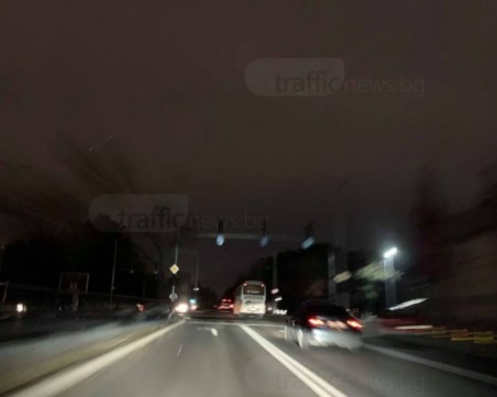 Коли минават като на руска рулетка през пловдивско кръстовище! Всичко изгасна СНИМКИ