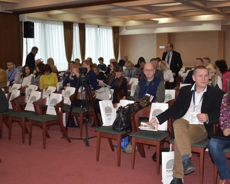 Менда Стоянова отваря първата бъчва на утрешното Дефиле