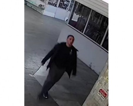 МВР издира този мъж, запечатан от охранителна камера в Бургас