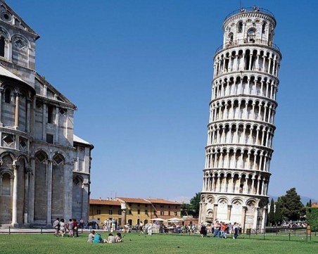 Наклонената кула в Пиза  се… изправя