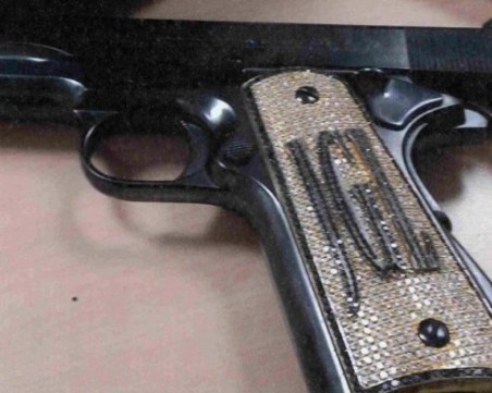 Наркобаронът Ел Чапо бил въоръжен с инкрустиран с диаманти пистолет