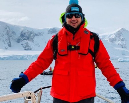 Петър Стойчев плува в ледените води на Антарктида