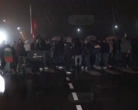 Протестите в Карлово и Сопот не стихват! Блокираха входовете на бензиностанциите ВИДЕО