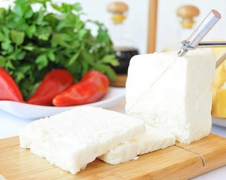 Проверка установи шокиращи резултати! Фермерското сирене съдържа смъртоносна бактерия!