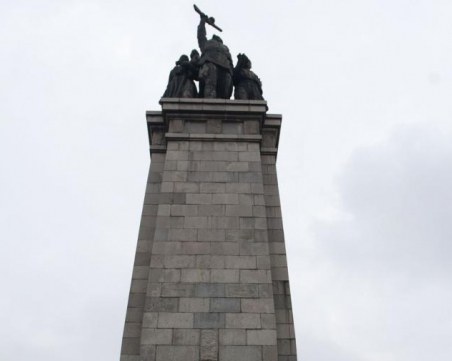 Пуснаха срещу подписка младежа, надраскал Паметника на Съветската армия