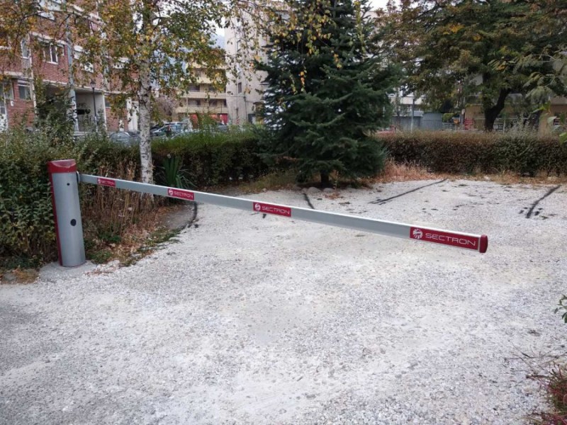 Асеновградчанин самосиндикално поставил бариера на паркинг върху общински парцел