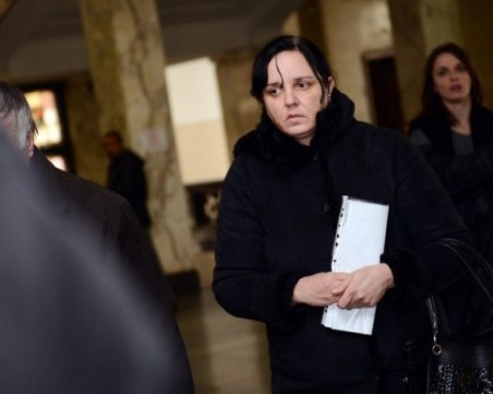 Акушерката, малтретирала бебето Никол, жали присъдата си