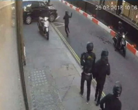 Българинът, опитал да предотврати обир в Лондон, е в тежко състояние