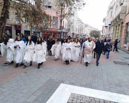 Богът на виното напълни бокала и поведе шествието по Главната на Пловдив СНИМКИ