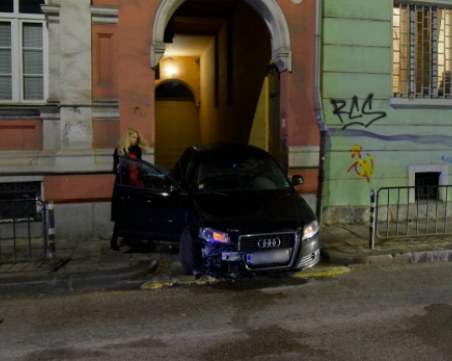 Две блондинки причиниха зрелищна катастрофа пред сградата на МВР