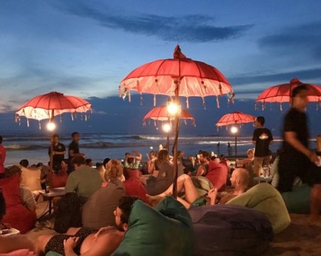 Курорт забрани на туристите да използват смартфони