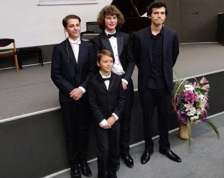 Млади пловдивски пианисти предизвикаха фурор на международен конкурс