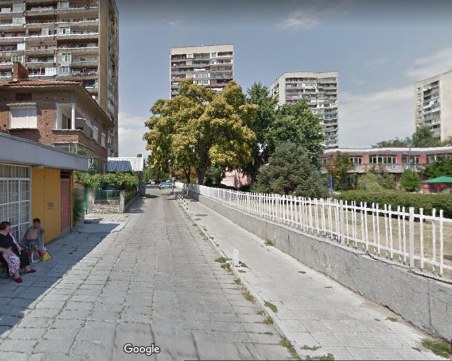 Камиони и коли хвърчат с висока скорост край детска градина в Пловдив, родителите притеснени СНИМКИ