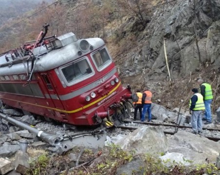 След инцидента: Влаковете отново тръгват по Кресненското дефиле