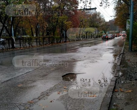 Внимавайте, шофьори! Коварна дупка дебне за жертви до УХТ СНИМКА