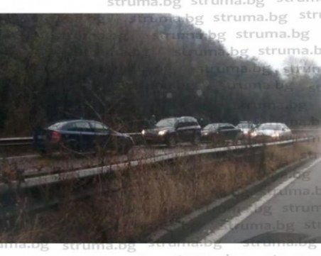 Зрелищна акция на пътя София – Перник! Автокрадци лежат на земята с белезници