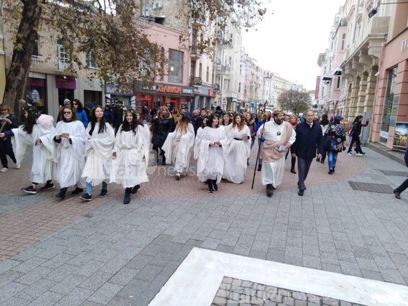 Богът на виното напълни бокала и поведе шествието по Главната на Пловдив СНИМКИ
