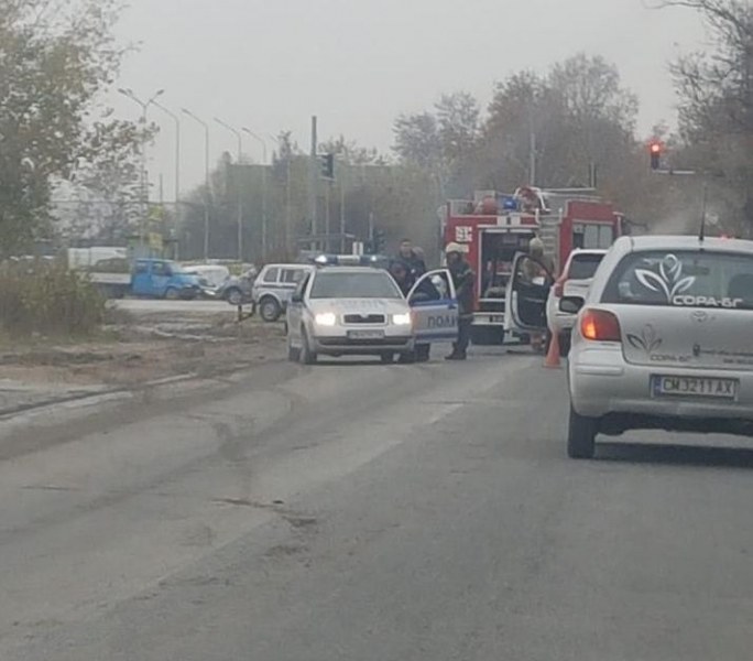 Джип се запали в движение на булевард в Кючука! Движението е блокирано