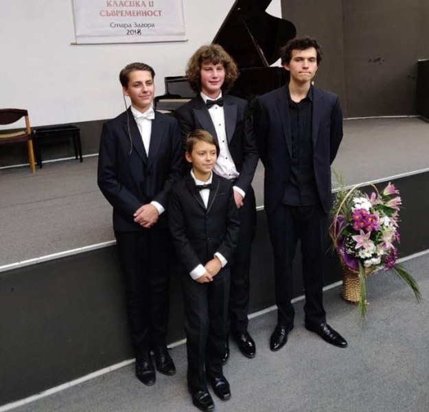 Млади пловдивски пианисти предизвикаха фурор на международен конкурс