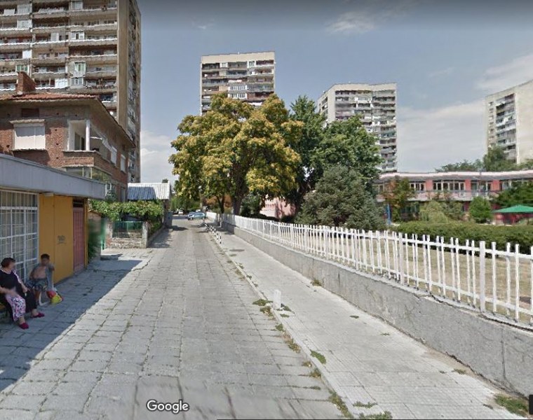 Камиони и коли хвърчат с висока скорост край детска градина в Пловдив, родителите притеснени СНИМКИ