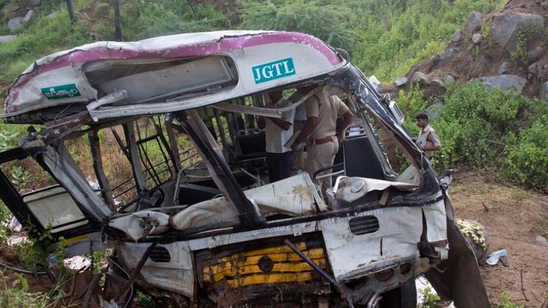 28 души загинаха в автобусна катастрофа в Индия