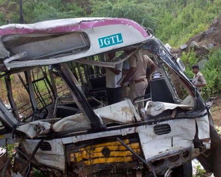 28 души загинаха в автобусна катастрофа в Индия